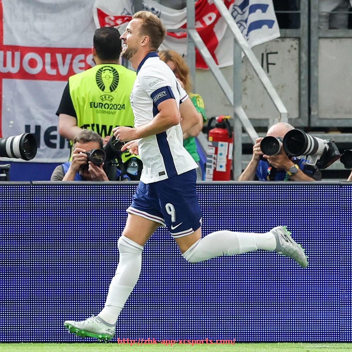 杏彩体育-2025年世俱杯球迷自制表情包合集及网络传播效应研究